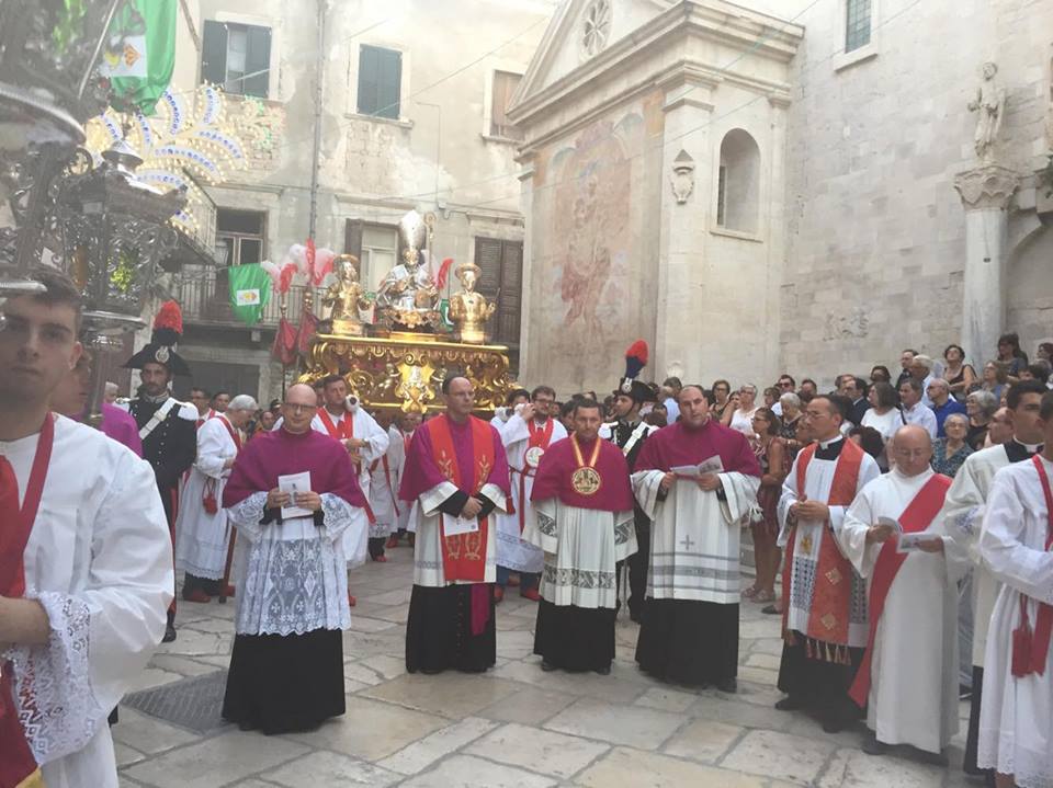 Video Bisceglie La Processione Dei Santi Patroni Batmagazine Notizie