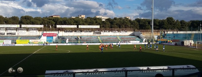 Fidelis Andria – Derby glaciale al Degli Ulivi: 0-0 col Lecce, i sogni azzurri si stampano sulla traversa