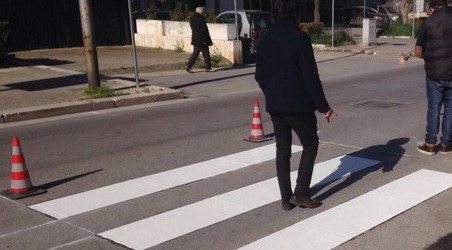 Trani – Istallato su via Malcangi il primo dei tre attraversamenti pedonali innovativi sperimentali