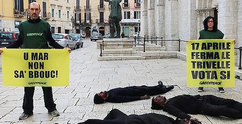 Barletta – Flash mob degli “oil men” di Greenpeace