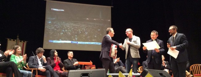 Bisceglie – Teatro Garibaldi gremito per il Riconoscimento “Giovanni Paolo II”. Premiato Gigi D’Alessio