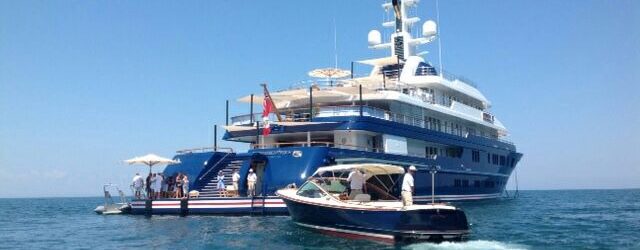 Trani – Un mega yacht attracca nel porto