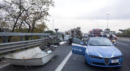 Canosa – Auto contro guard rail, due morti