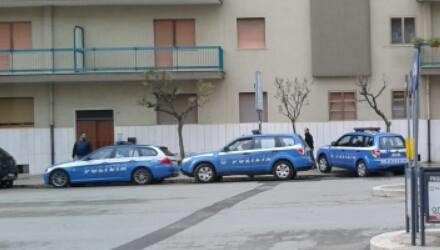 Trani – Blitz della polizia con unità cinofile. Perquisito un locale