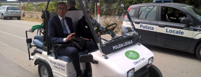 Trani – Un’auto elettrica della polizia locale nel centro storico