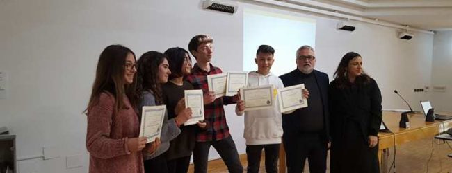 Trani –  Slogan lotta al gioco d’azzardo:  vince il liceo scientifico Vecchi