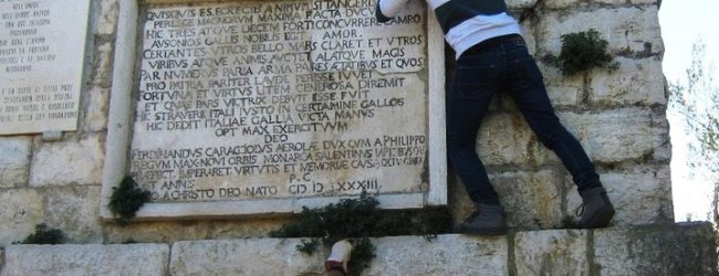 Trani – I volontari ripuliscono l’Epitaffio della Difida