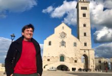 Trani – Gianni Morandi: la foto in piazza Cattedrale dove cantò con Lucio Dalla