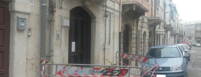 Andria – Cede parte di un balcone in via Crocifisso: nessun ferito. FOTO