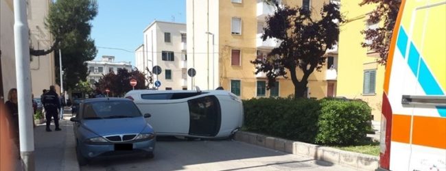 Andria – Incidente in via Buonarroti: auto si ribalta. Sul posto 118 e Polizia Locale. FOTO