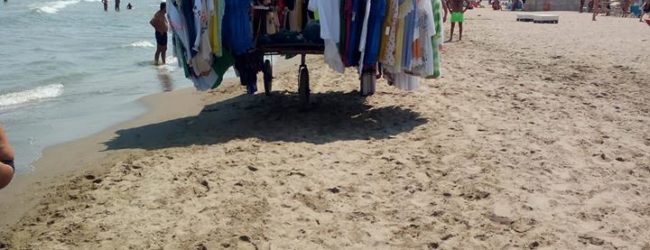 Barletta – “Potere al Popolo” in spiaggia con gli ambulanti. “C’è chi è senza documenti e c’è chi li ha tutti, compresa la partita iva”