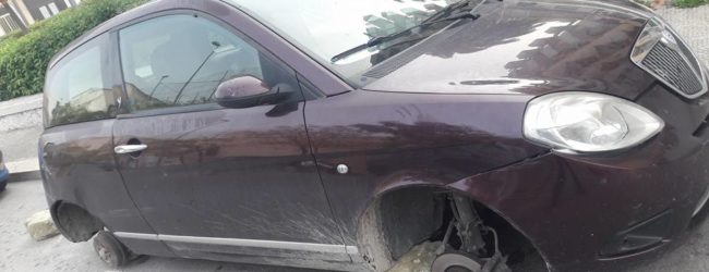 Andria – Via Padre Savarese, ruote rubate e auto lasciata sulle pietre: un furto tornato di moda? FOTO