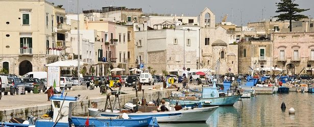 Trani – Invasione di shoppers in carta: è guerrilla marketing