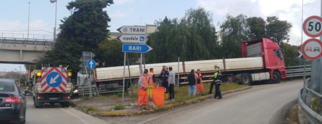 Trani – Tir bloccato sulla rampa della statale 16bis