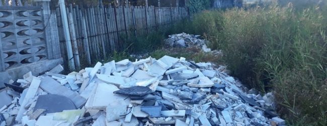 Trani – Lapidi del cimitero abbandonate in campagna. FOTO