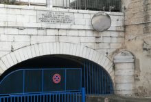 Trani – Un cittadino riporta a vista l’epigrafe posta in via Torrente Antico