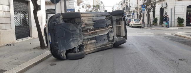 Trani – Auto si ribalta in via Aldo Moro, illeso il conducente. FOTO