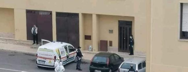 Andria – Positivo al Covid-19 passeggia fuori casa indisturbato: i vicini chiamano la Polizia