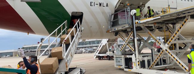 Puglia – Altre centomila tute dpi arrivate dalla Cina. L’aereo è atterrato stamane a Bari. FOTO