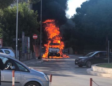 Andria – In fiamme camion della nettezza urbana. Paura in via Corato. VIDEO