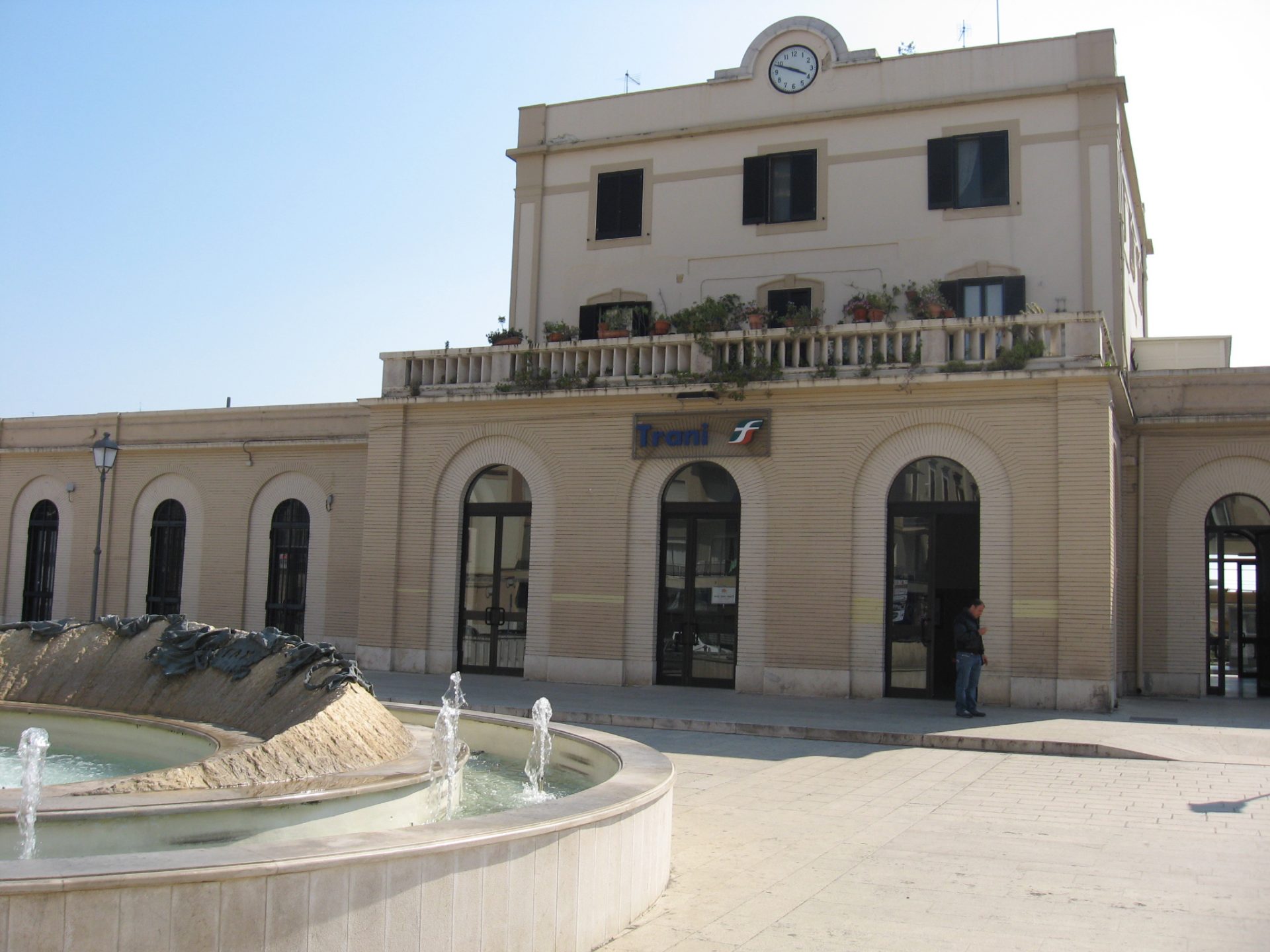 Trani - Sul Treno Senza Biglietto Si Rifiuta Di Esibire La Carta D ...